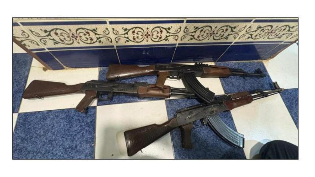 Imagen de tres de los cuatro AK-47 hallados por la Policía en una finca de Huelva.