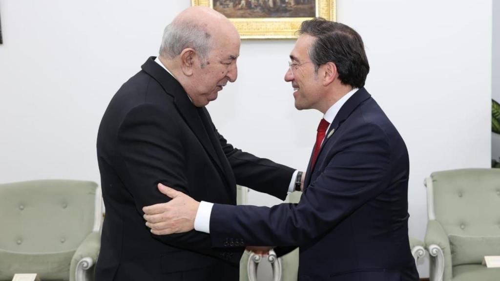 El ministro de Asuntos Exteriores, Unión Europea y Cooperación, José Manuel Albares, se reunió este jueves con el presidente de Argelia, Abdelmayid Tebune.