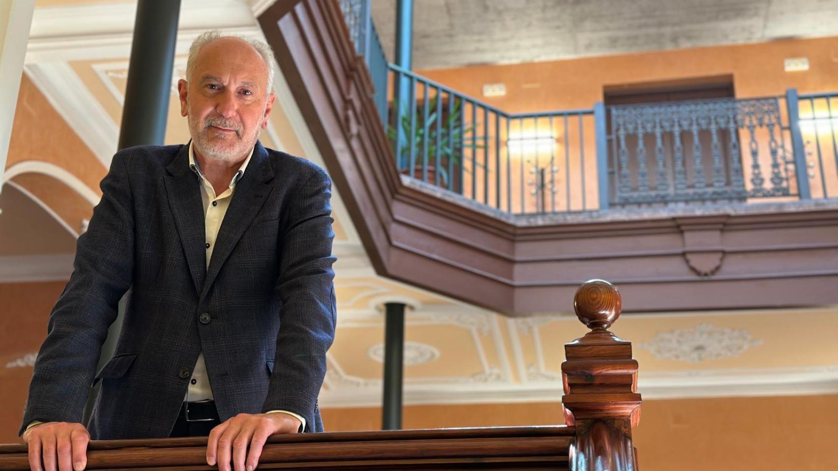 Manuel Méndez, decano del Colegio de Economistas de Málaga, posa tras la entrevista con EL ESPAÑOL de Málaga.