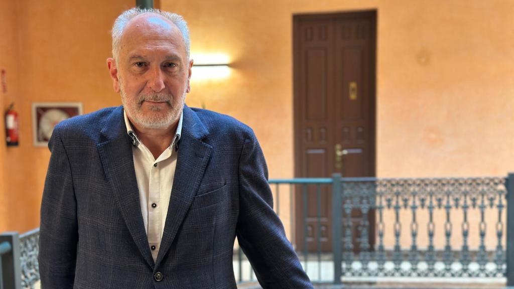 Méndez posa en la sede del Colegio de Economistas de Málaga.
