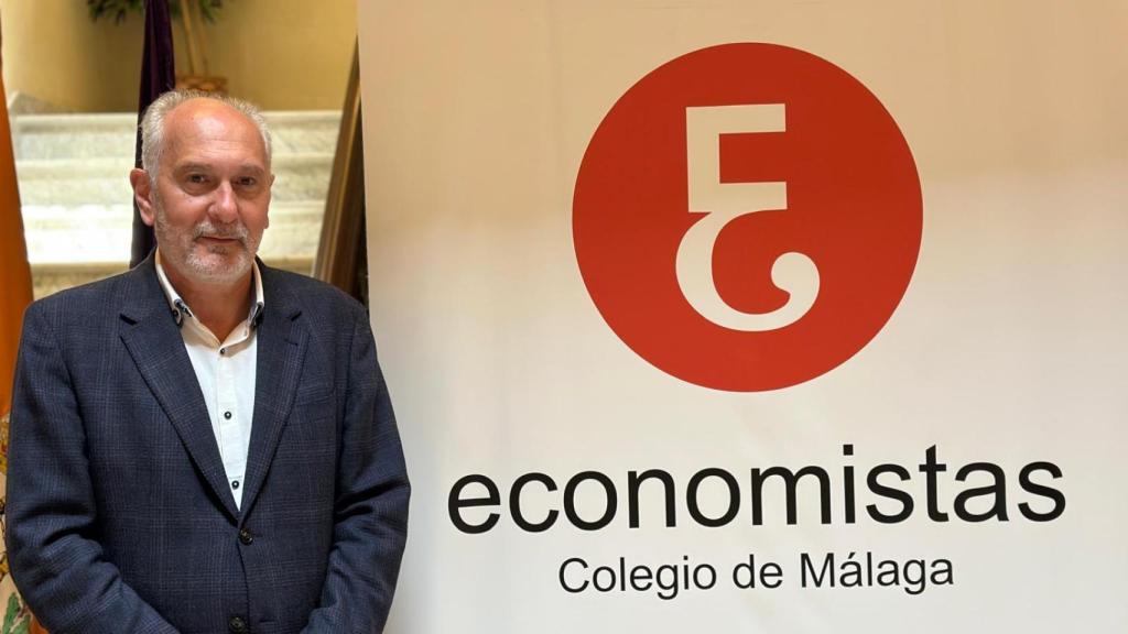 Méndez junto al cartel del colegio.