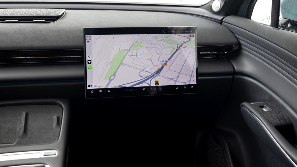 La pantalla deslizante del Omoda 7 se puede deslizar hacia el lado del copiloto.