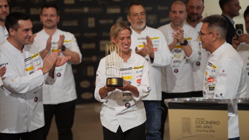 Paula Gutiérrez con el trofeo de mejor cocinera de España en 2026