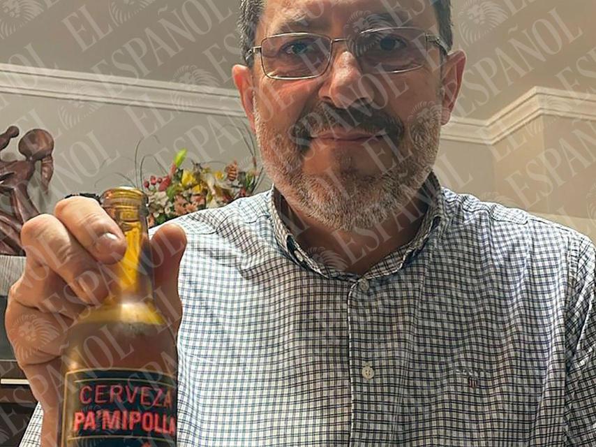 La fotografía del empresario José Ruz con la cerveza Pa'mipolla que le manda a Koldo García.
