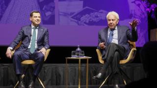 El presidente de la Junta de Andalucía, Juanma Moreno, y el expresidente del Gobierno, Felipe González.