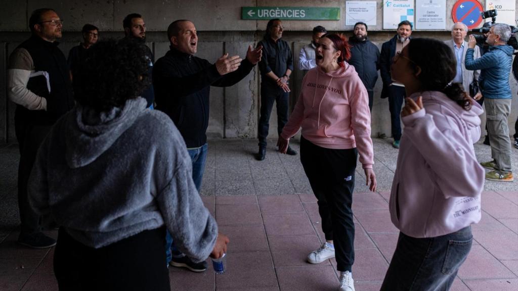 Un grupo de personas protesta en la entrada del hospital Sant Camil de Barcelona.