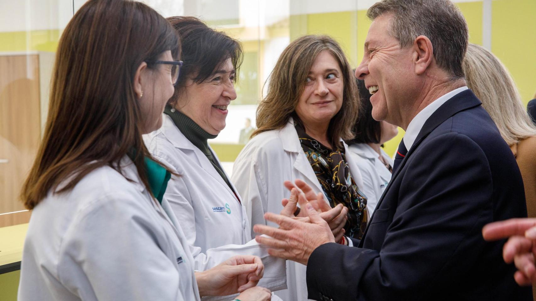 Emiliano García-Page con sanitarios durante la inauguración del nuevo centro de salud de Tomelloso (Ciudad Real), en marzo de 2025.