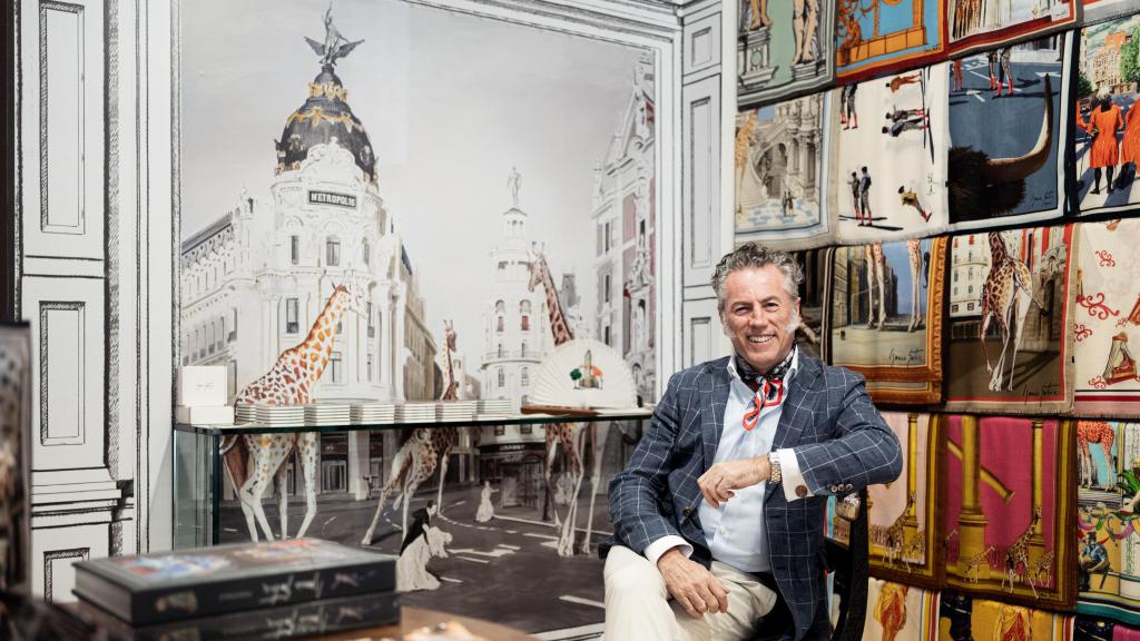 Ignacio Goitia junto a sus obras.