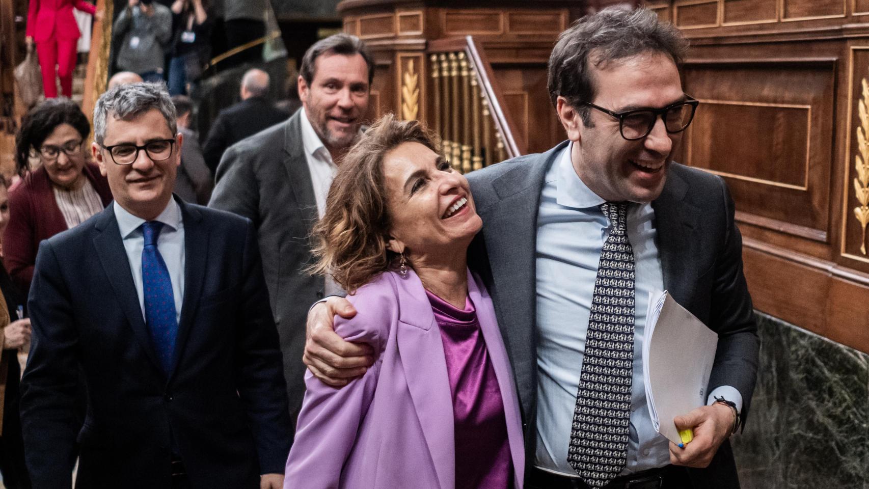 María Jesús Montero y Carlos Cuerpo, a su salida este jueves de la sesión plenaria en el Congreso.