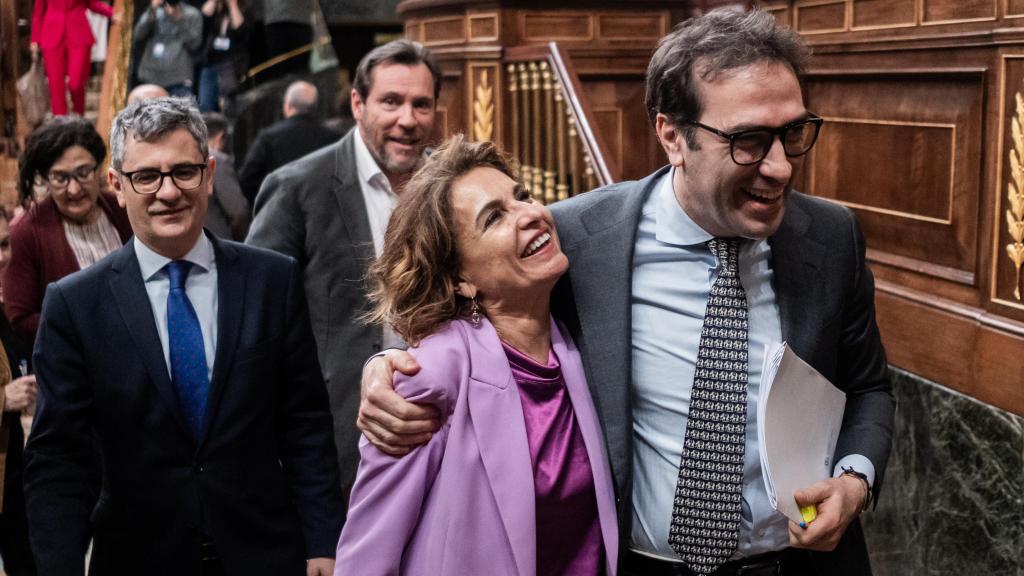 María Jesús Montero y Carlos Cuerpo, a su salida este jueves de la sesión plenaria en el Congreso.