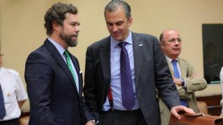 Iván Espinosa de los Monteros y Javier Ortega Smith, en julio de 2019 en el Congreso de los Diputados.