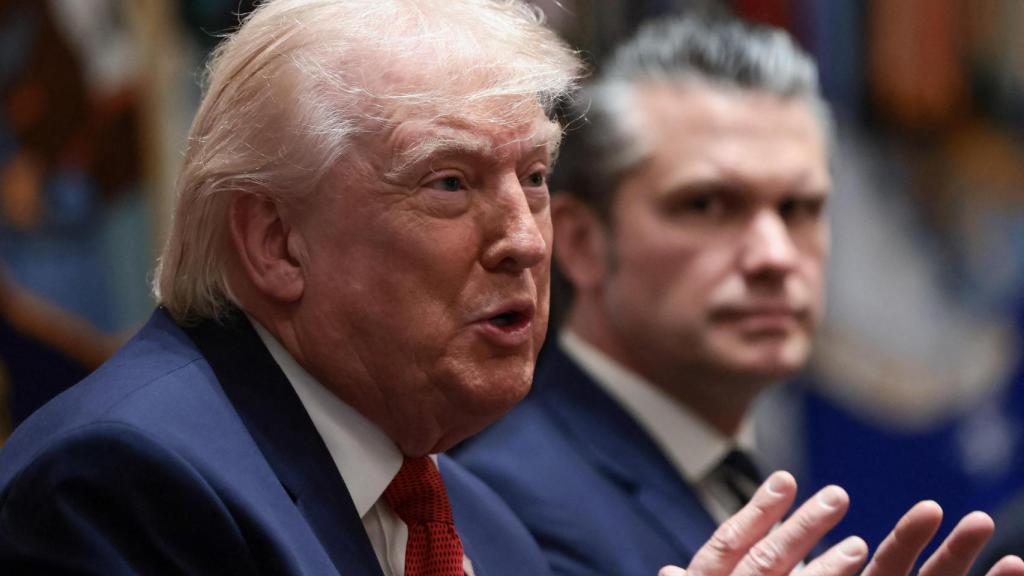 Donald Trump habla junto al secretario de Defensa, Pete Hegseth, este jueves durante una reunión de gabinete.