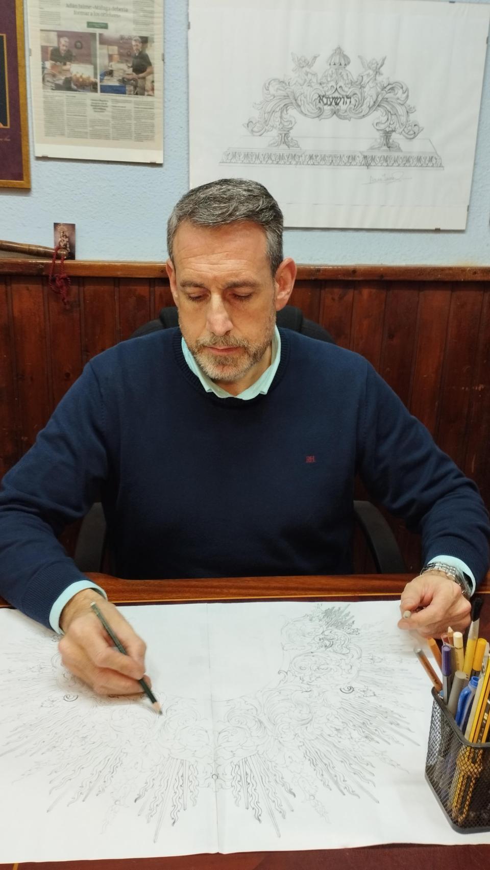 Adán, en su mesa de trabajo.