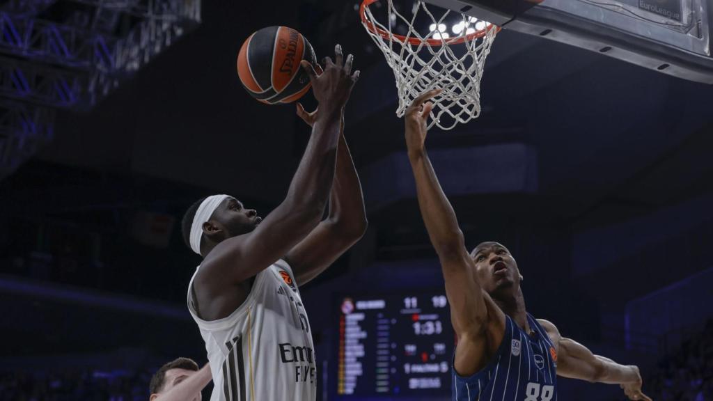 Garuba entra a canasta ante Kai Jones.
