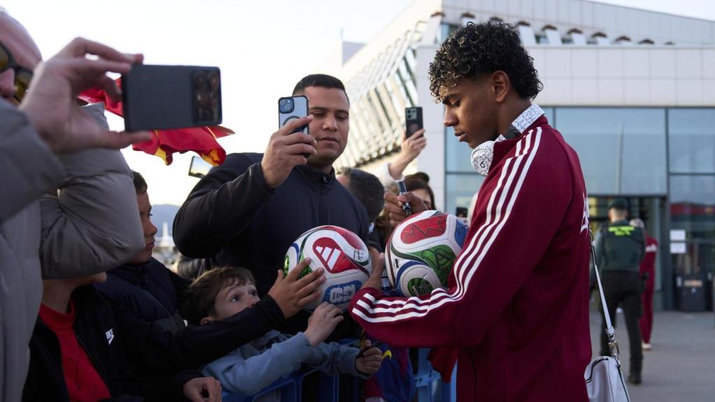 Lamine Yamal atendiendo a los fans con la Selección