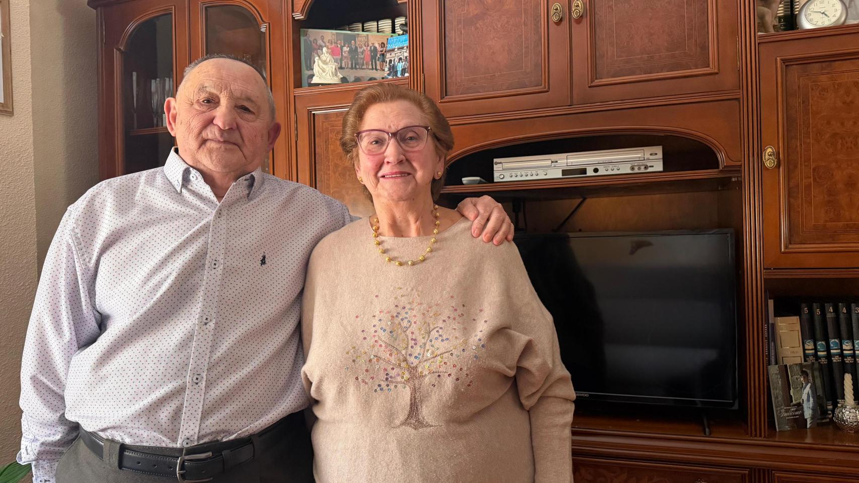 Juan y Vero en su casa del barrio de Pajarillos de Valladolid