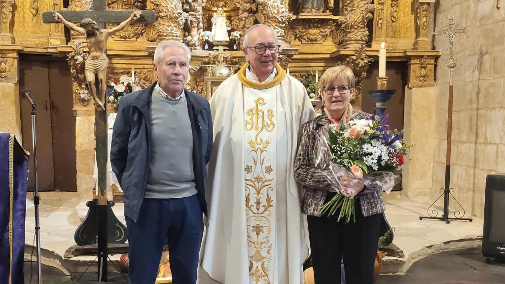 José y Ángela junto al párroco celebrando sus bodas de oro en Cazurra (Zamora)