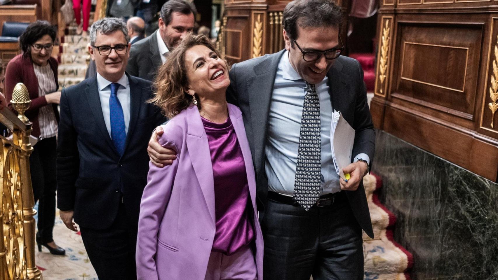 Montero saliendo el jueves del hemiciclo del Congreso junto a Cuerpo, ante la mirada de Bolaños y Óscar Puente.