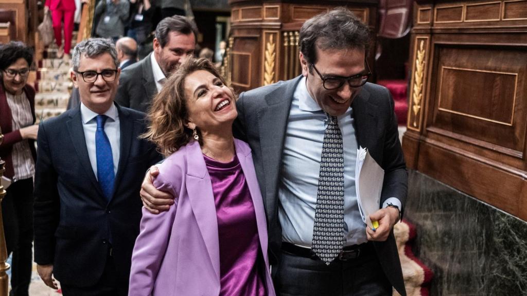 Montero saliendo el jueves del hemiciclo del Congreso junto a Cuerpo, ante la mirada de Bolaños y Óscar Puente.