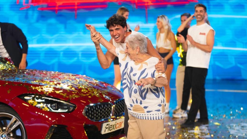 Daniel Illescas con su yaya Carmen tras ganar 'El reto 6'.
