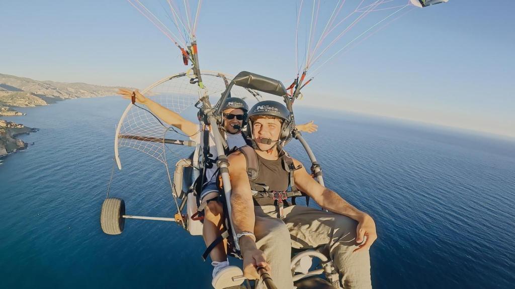 Daniel Illescas y su amigo, el piloto David Tejeiro, en 'Mi fin de semana perfecto'.