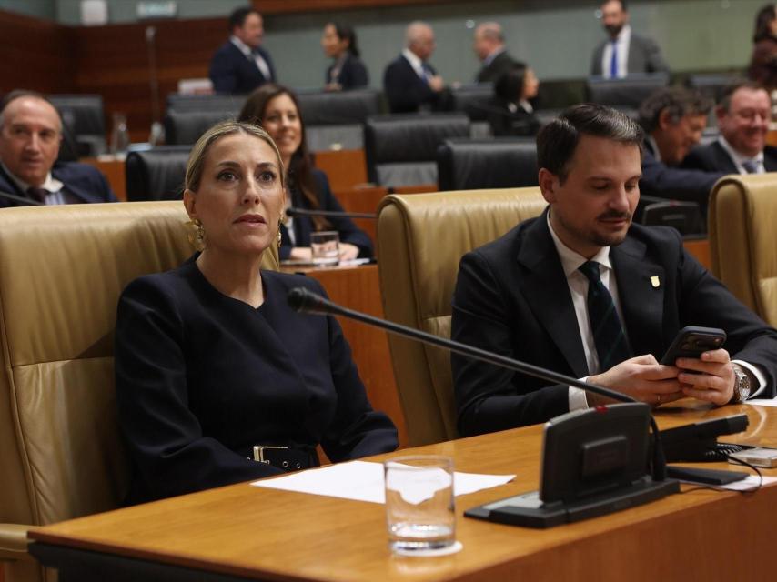María Guardiola, junto a Abel Bautista, secretario general del PP extremeño, durante el reciente debate de investidura en la Junta de Extremadura.