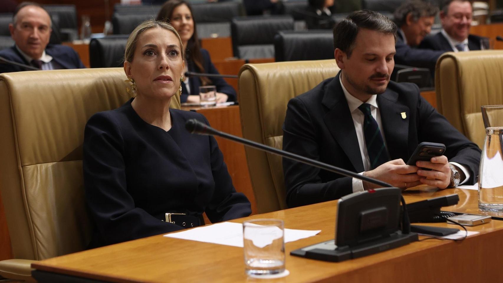 María Guardiola, junto a Abel Bautista, secretario general del PP extremeño, durante el reciente debate de investidura en la Junta de Extremadura.