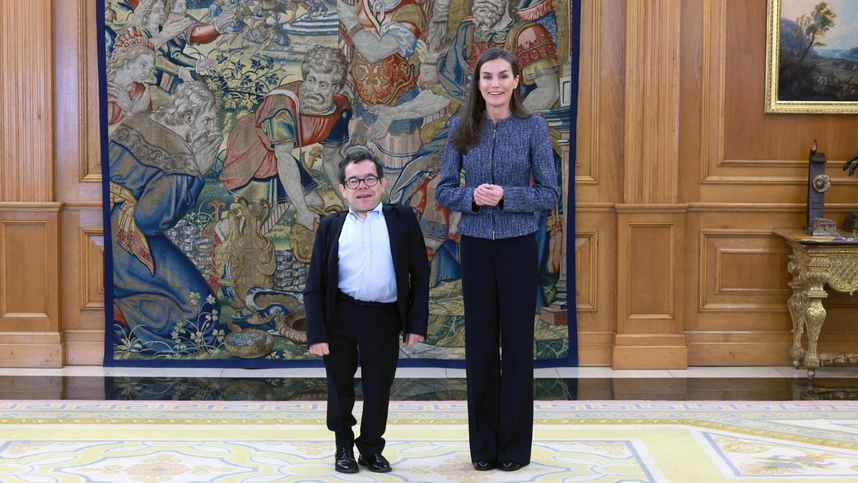 Imagen de la cita entre la Reina y el director del organismo público.