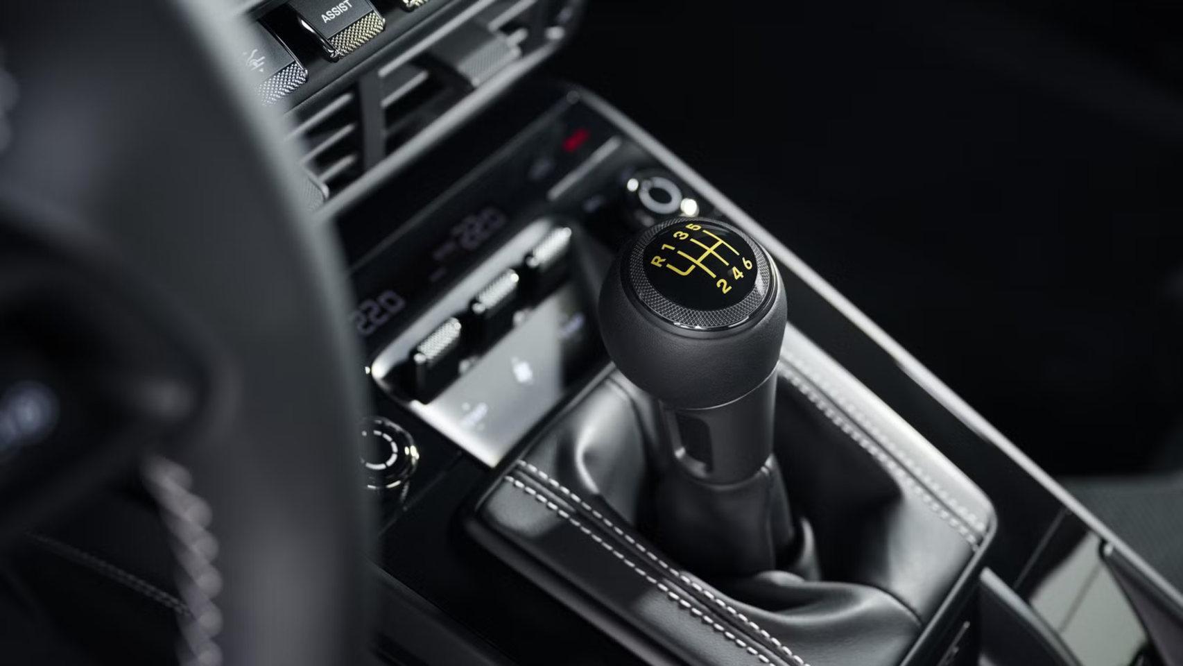 Palanca de cambios manual en un Porsche