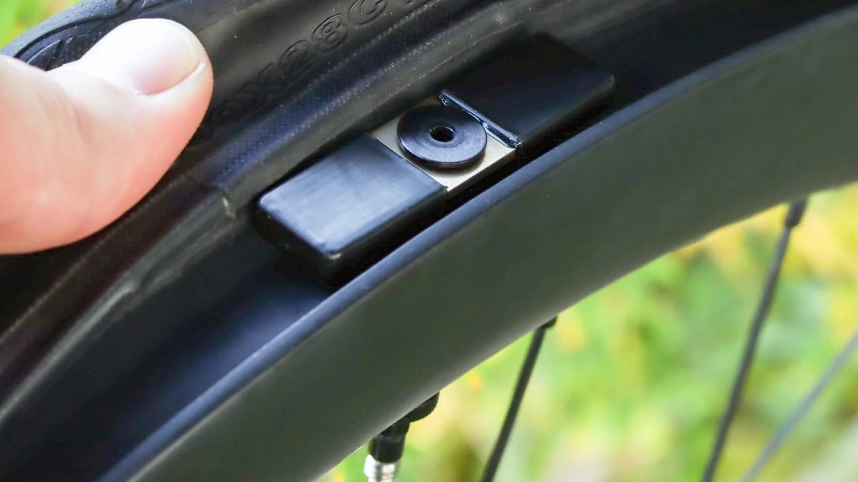 El sensor Outrider TL Mini en un neumático de una bicicleta.