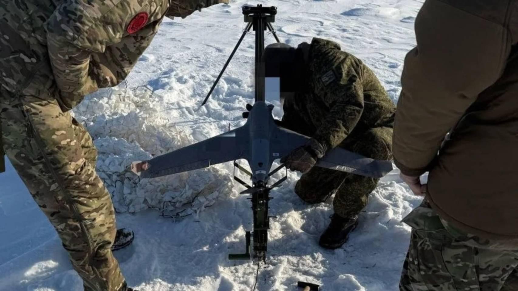 Soldados rusos con el nuevo dron interceptor conocido como Lys-2 (Zorro-2).