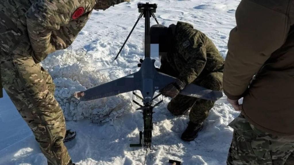 Soldados rusos con el nuevo dron interceptor conocido como Lys-2 (Zorro-2).