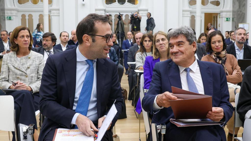 El ministro de Economía, Comercio y Empresa, Carlos Cuerpo (i), y el gobernador del Banco de España, José Luis Escrivá (d).