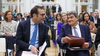 El ministro de Economía, Comercio y Empresa, Carlos Cuerpo (i), y el gobernador del Banco de España, José Luis Escrivá (d).