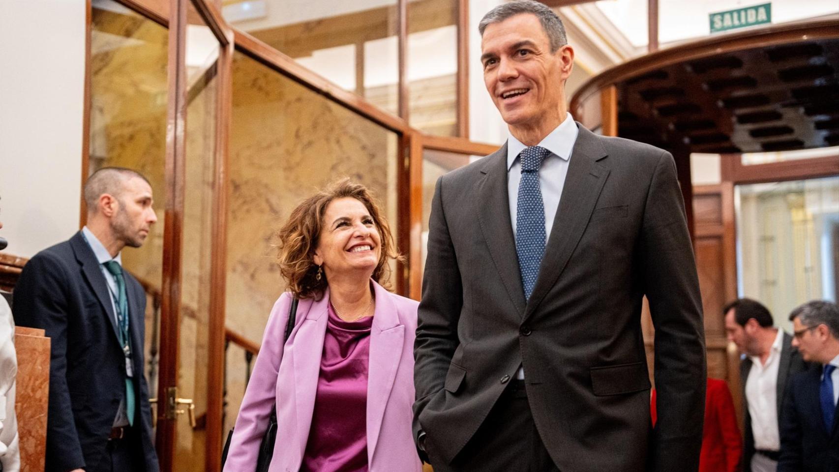 Pedro Sánchez junto a María Jesús Montero antes de dejar su cargo.