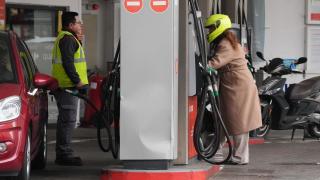 Dos personas repostan combustible en Barcelona tras el repunte del precio del petróleo.