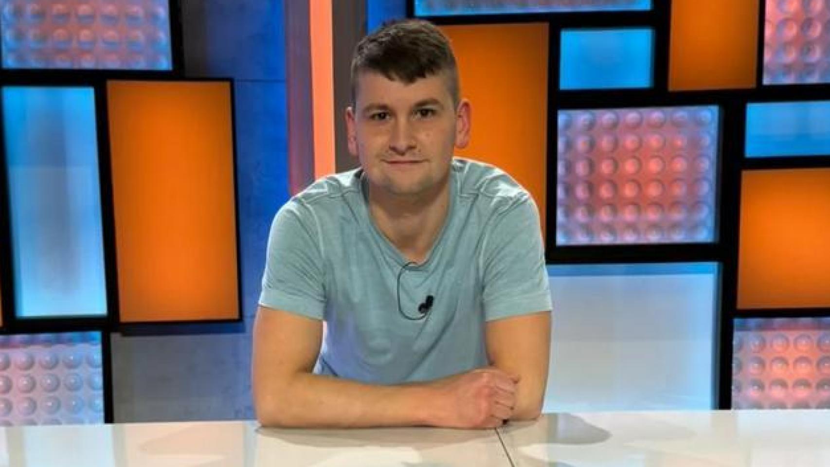 Josi, el pescadero burgalés, posa durante su estancia en el programa de Telecinco