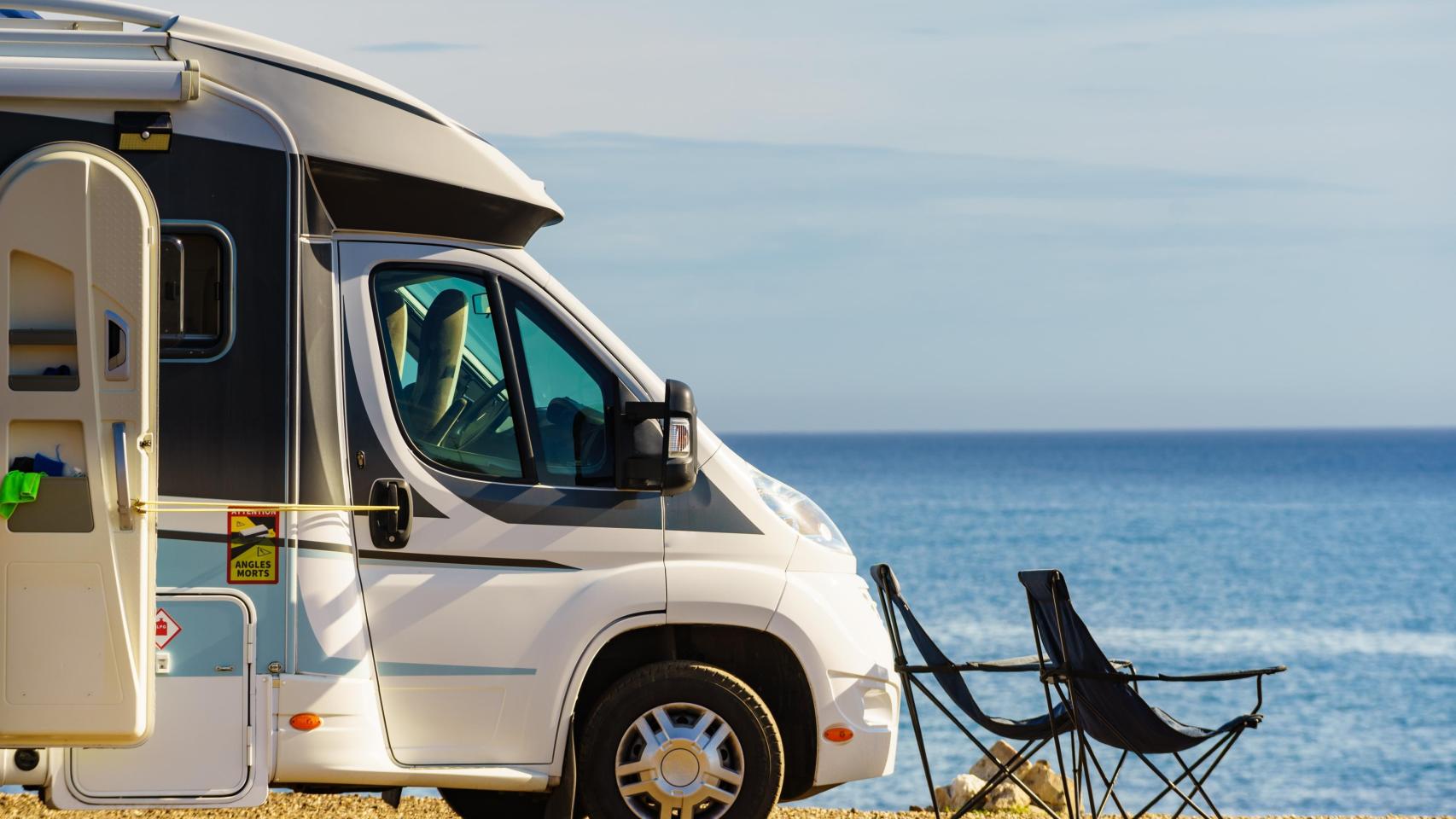Una caravana con camping en la costa