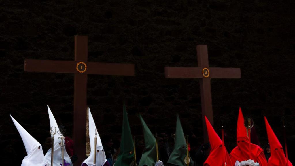 Cofrades en la Semana Santa de Astorga.