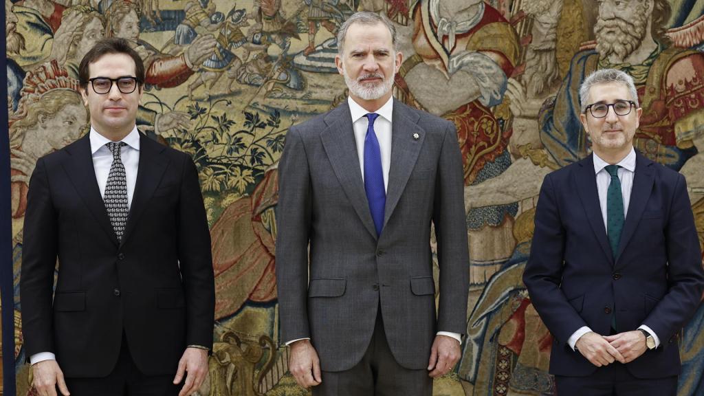 El rey Felipe VI (c) posa con el nuevo vicepresidente primero del Gobierno, Carlos Cuerpo (i) y el nuevo ministro de Hacienda, Arcadi España.