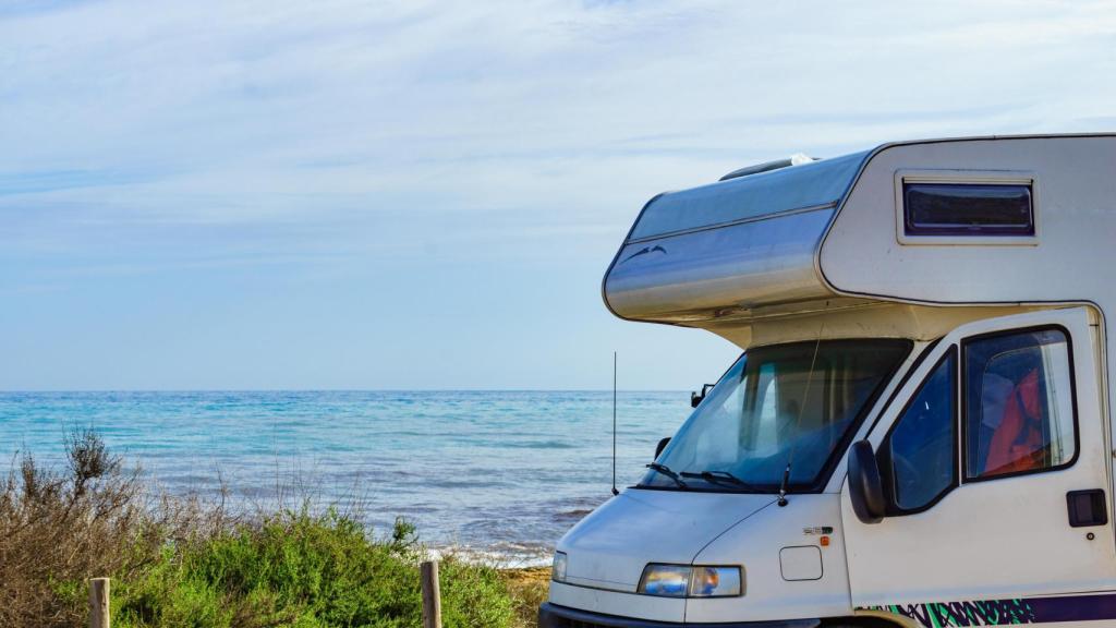 Una autocaravana estacionada