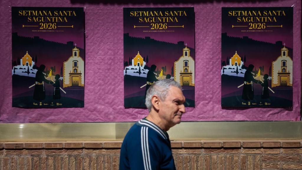 Un hombre pasea por el centro de Sagunto.