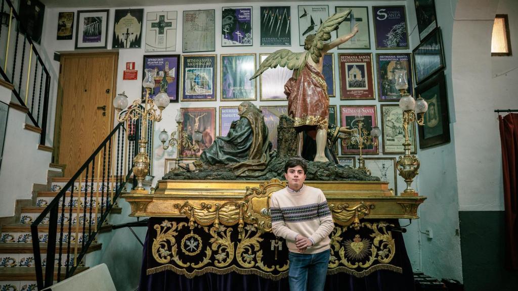 Gonzalo Escrig junto a uno de los pasos de la Semana Santa de Sagunto.