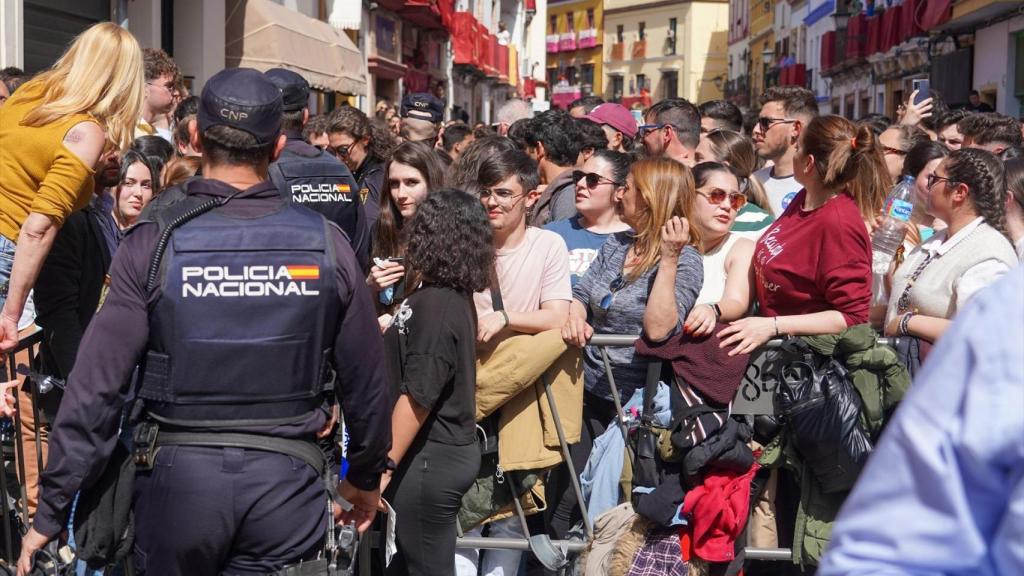 Policías nacionales de servicio durante la Semana Santa de Sevilla.