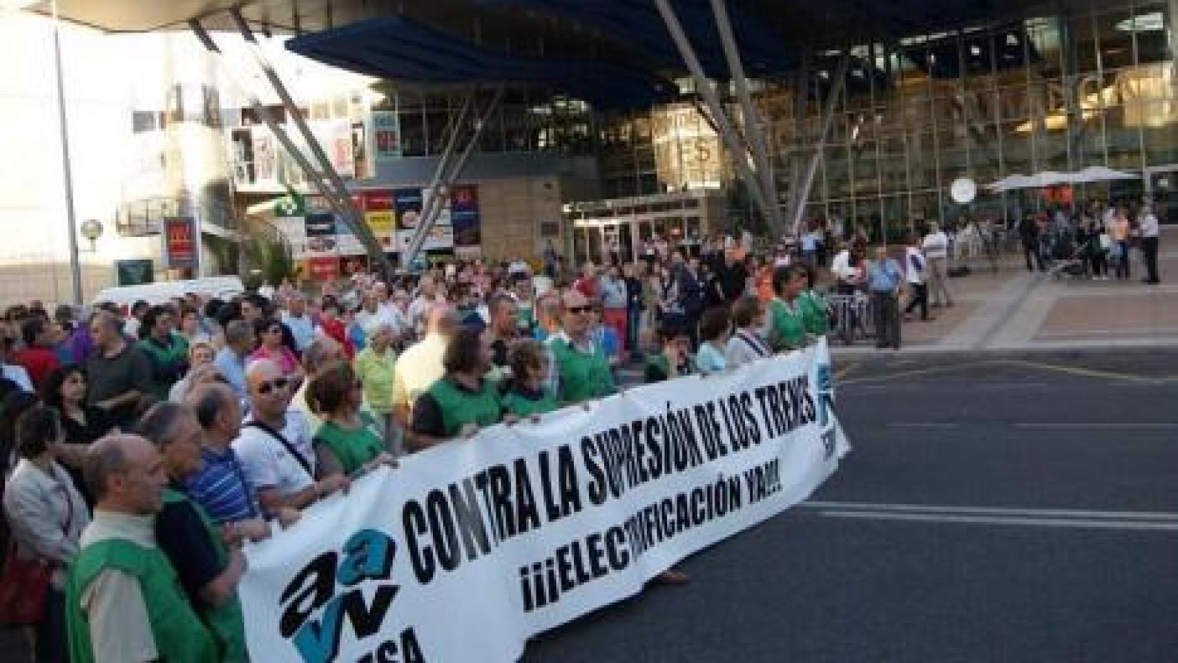 Imagen de una protesta de Fevesa frente a la Estación de Tren de Salamanca.