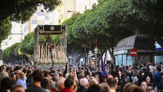 Procesión de Viernes Santo en el Paseo de Almería.