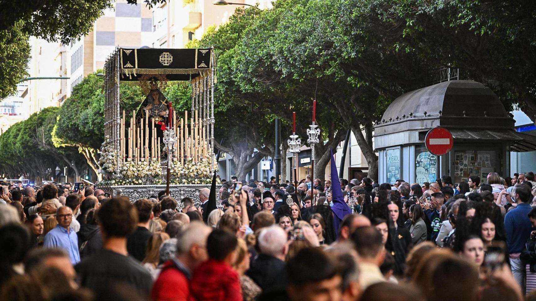 Procesión de Viernes Santo en el Paseo de Almería.