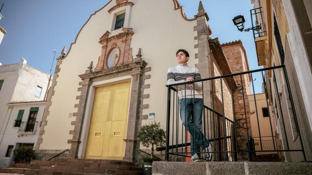 Gonzalo Escrig junto a la ermita de Sagunto.