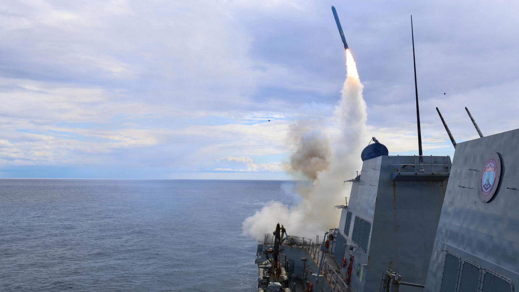 El destructor 'USS Thomas Hudner' disparando un Tomahawk contra Irán.