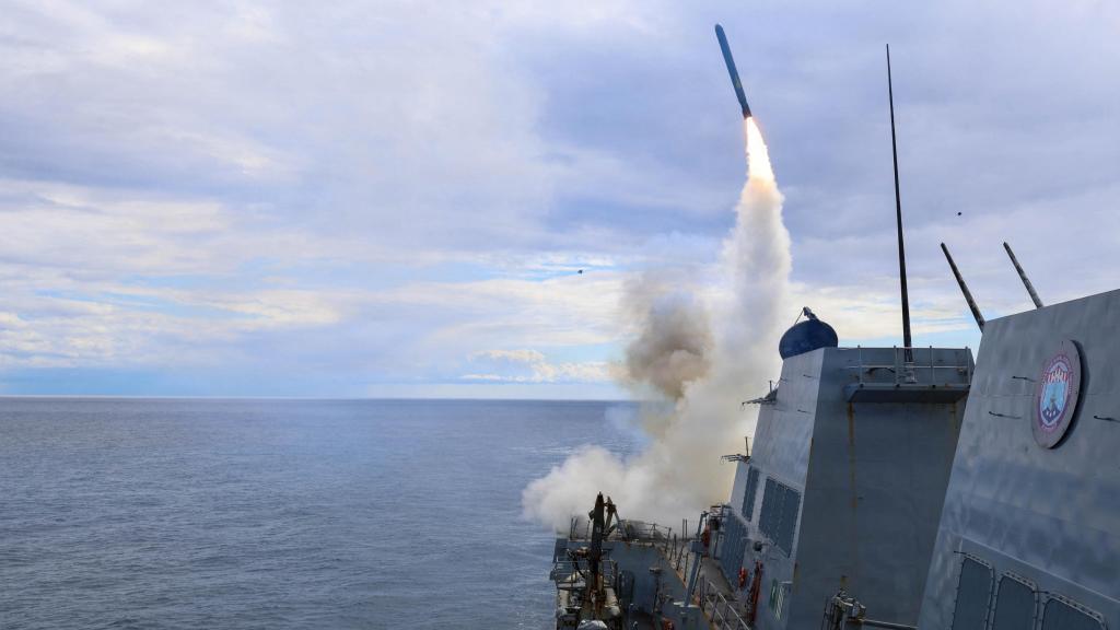 El destructor 'USS Thomas Hudner' disparando un Tomahawk contra Irán.